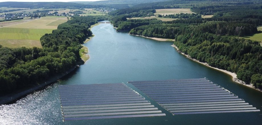 Symbolische Darstellung einer schwimmenden Photovoltaikanlage auf der Steinbachtalsperre