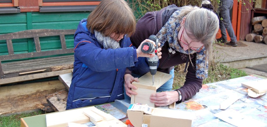 Eltern und Kinder Nistkastenbau im NABU-Zentrum Rheinauen