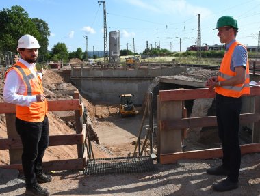 Baubesprechung an der Großbaustelle für den neuen Haltepunkt Hafenstraße in Trier: Agit Camuka, Projektleiter der DB Netz (links), mit unserem Interview-Partner Dr. Thilo Becker, Baudezernent der Stadt Trier.