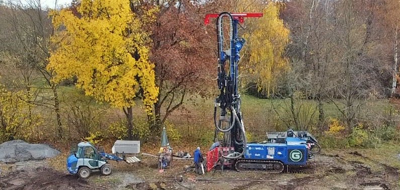 Erste Probebohrungen auf dem Sondenfeld