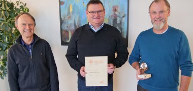 (v.l.n.r.) Geschäftsfeldleiter Klaus Gerhardt, SBN-Vorstand Stefan Herschbach und Bereichsleiter Joachim Kraus freuen sich über die Auszeichnung mit dem renommierten „Deutschen Solarpreis 2023“.