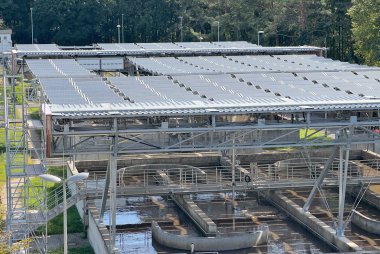 Die faltbare Solaranlage über dem Klärwerk Neuwied.