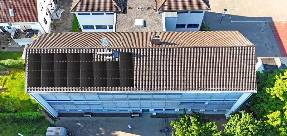 Die Luftaufnahme zeigt das Dach der Grundschule Gau-Bischofsheim, auf dem eine Photovoltaik-Anlage simuliert ist.